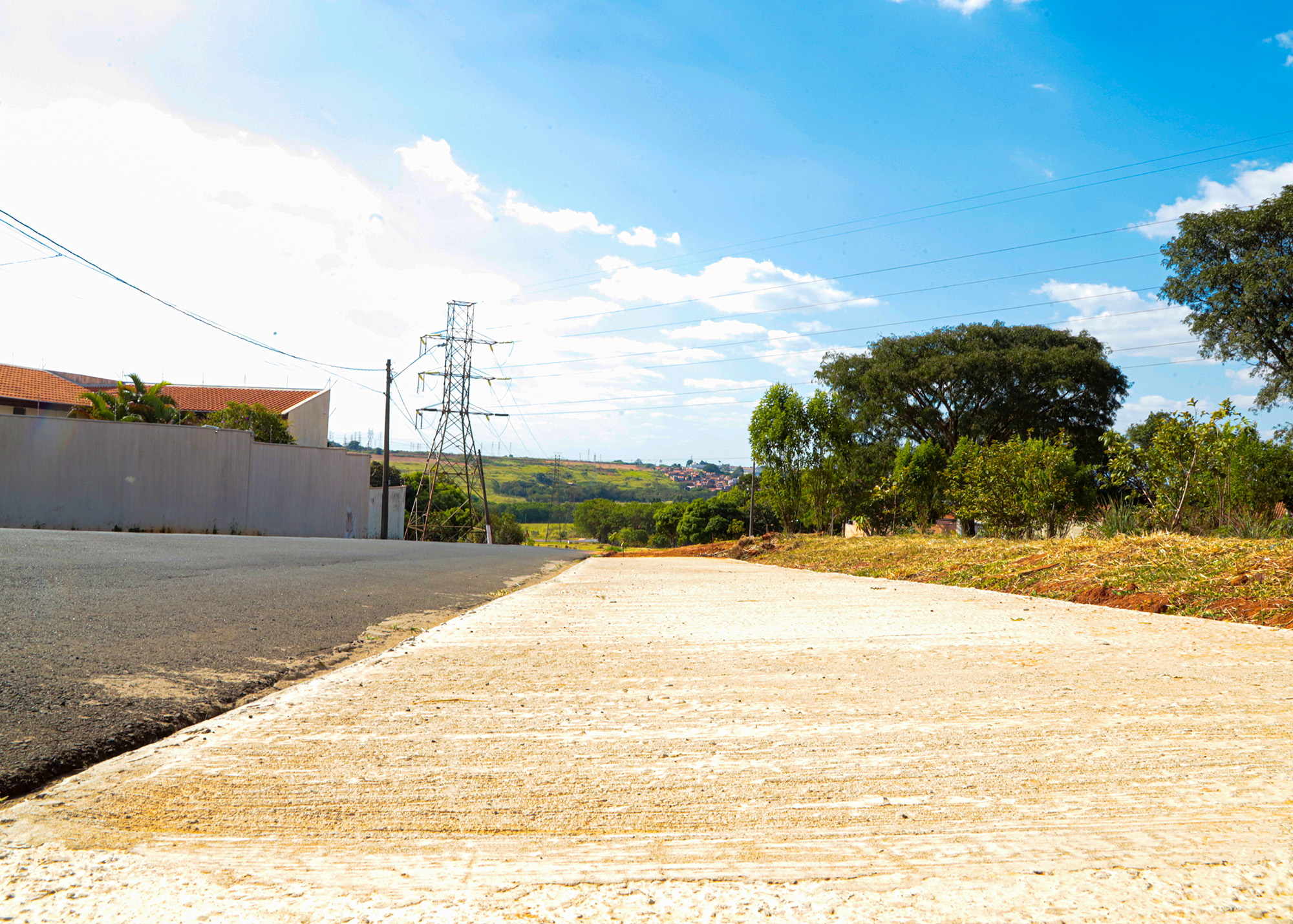 ​Novas calçadas são construídas na Rua Fioravante Luiz Angolini, no Furlan