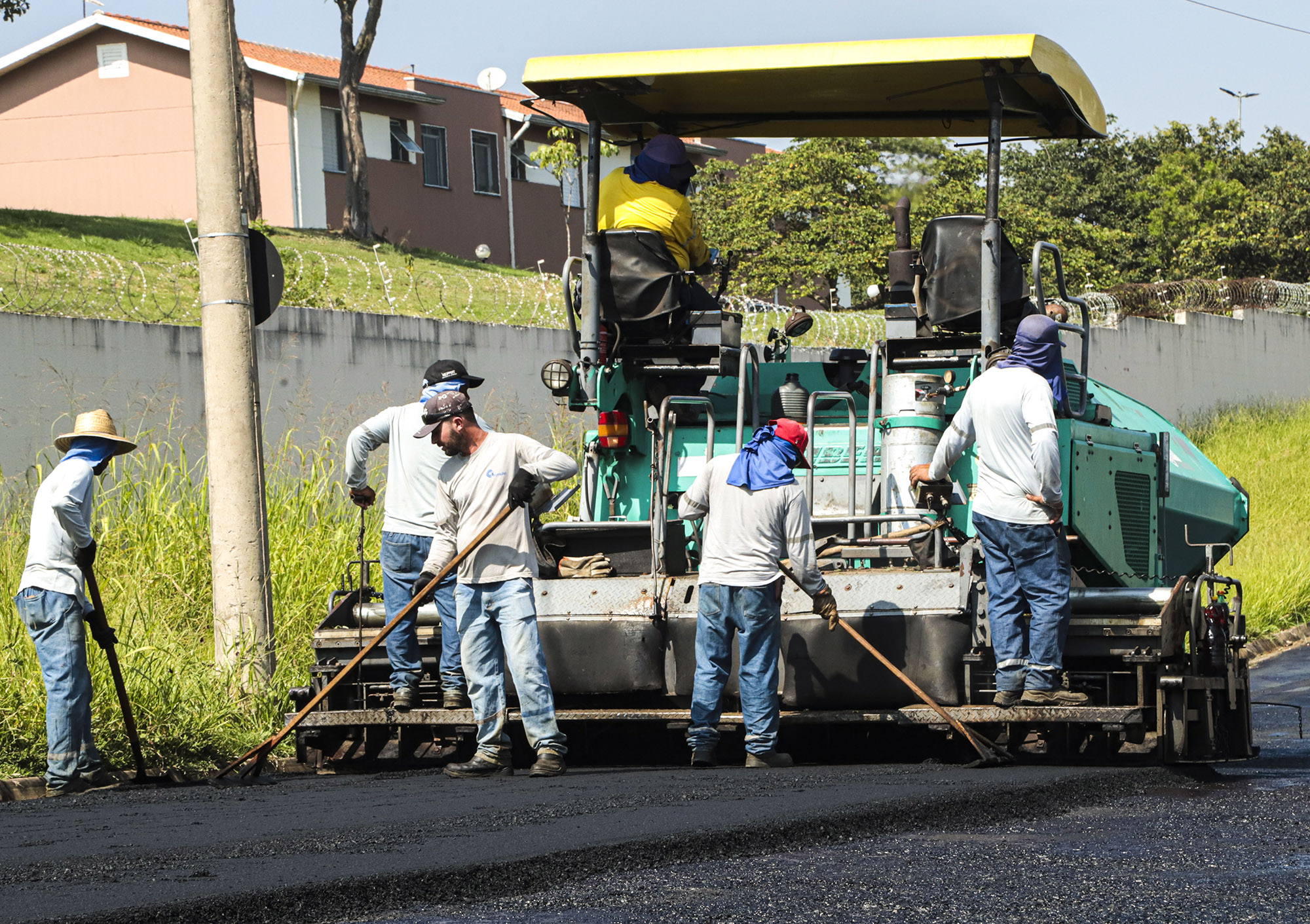 Asfalto: recapeamento é realizado no Jardim das Orquídeas