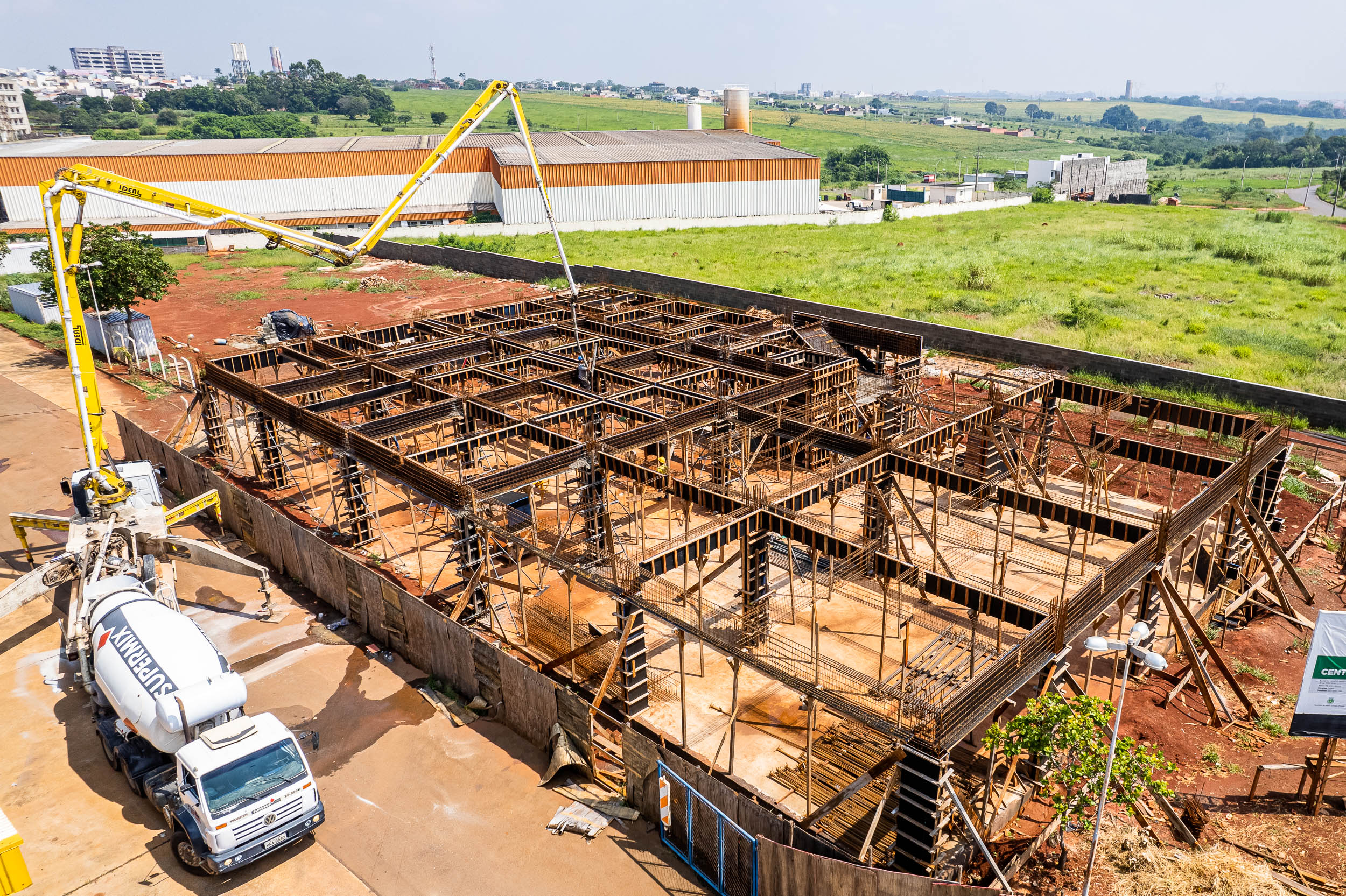 ​Concretagem é executada na obra do complexo “Cidade Saúde”