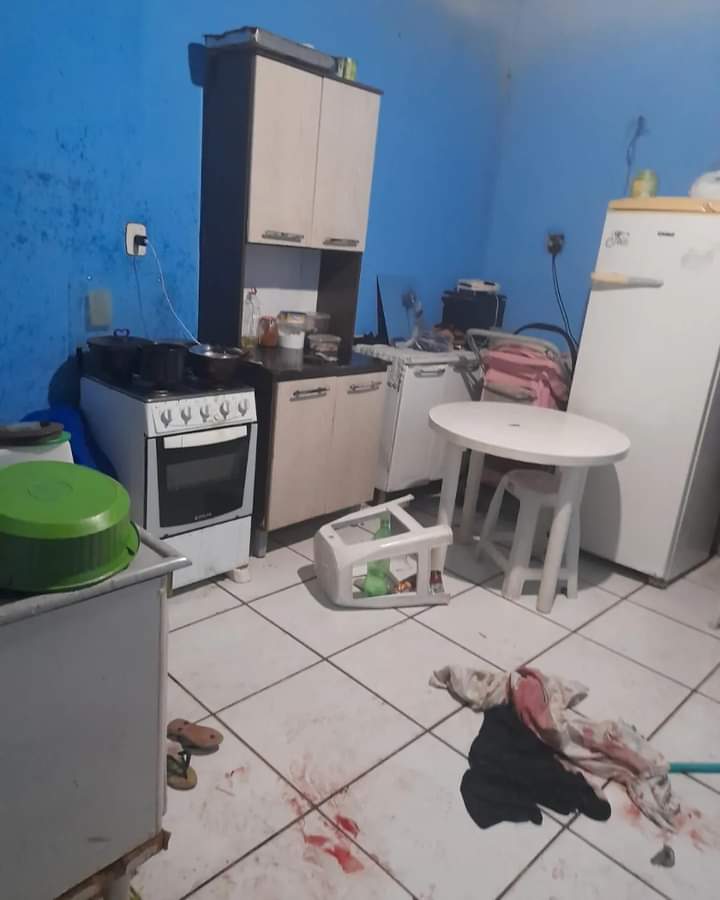 Grávida de 36 semanas é esfaqueada pelo marido e tem o bebê na madrugada; filho de dois anos que entregou a chave para a vizinha