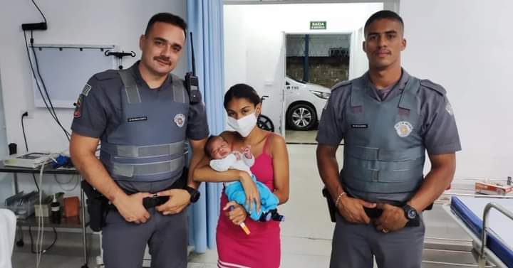 Bebê de 29 dias, engasgado, é salvo por PMs da 1ª Cia