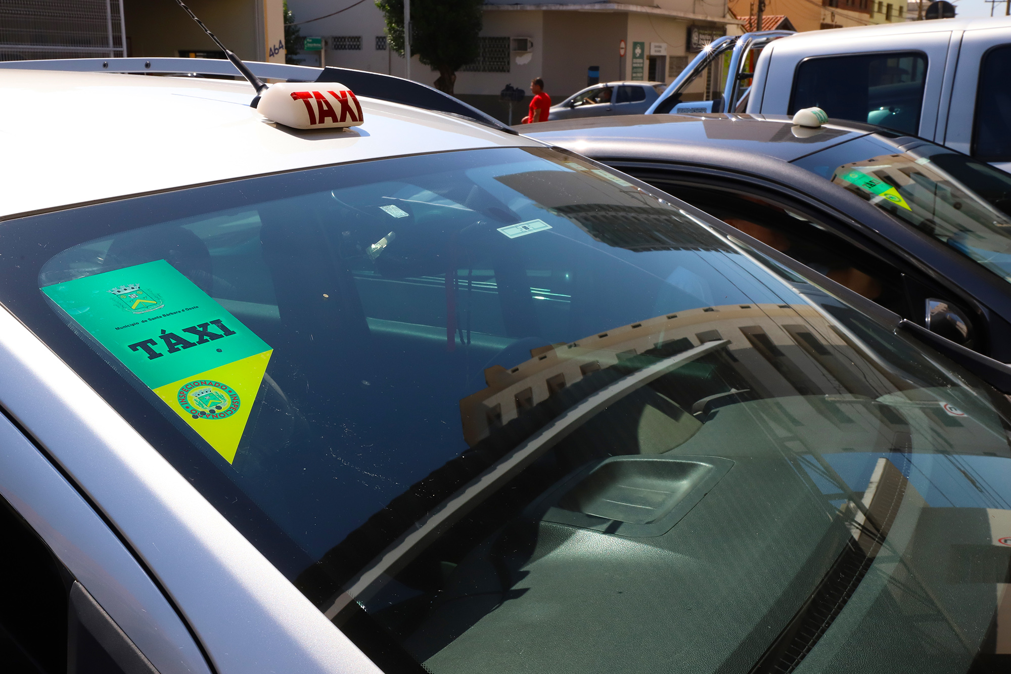 ​Táxis: retirada de alvará de licença e colocação do selo começam nesta segunda-feira (20) em Santa Bárbara